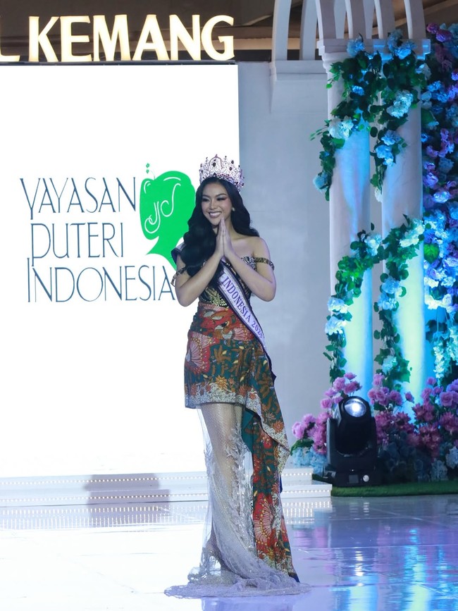 Firsta menjadi magnet di pembukaan rangkaian acara ‘Journey in Elysium’ yang digelar Lippo Mall Kemang pada Jumat (26/9/2025). Foto: Instagram/@firstayap