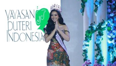 5 Pesona Puteri Indonesia Firsta Yufi Berbalut Gaun Batik Asimetris