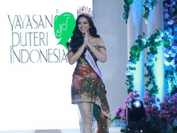 5 Pesona Puteri Indonesia Firsta Yufi Berbalut Gaun Batik Asimetris