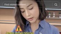 Ibu 2 anak ini bilang jangan sampai telur matang di bawah. Jadi teruslah mengaduk campuran telur dan butter ini. Aduk sampai butter bercampur. Foto: TikTok Nikita Willy