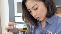 Sebagai sentuhan akhir, Nikita menaburkan lada ke atas telur orak-ariknya. Foto: TikTok Nikita Willy