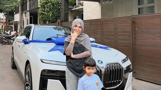 Ria Ricis Ajak Moana Liburan ke Pantai Saat Lebaran