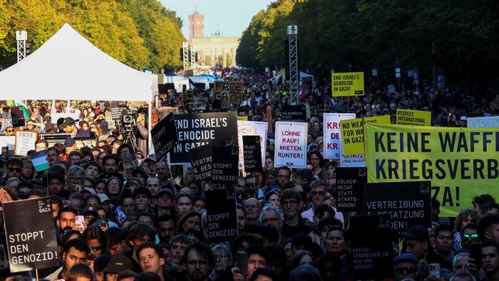 Ribuan Orang Turun ke Jalan Berlin Bela Palestina dan Kritik Kebijakan Jerman Demonstrators light mobile phones flashlights during the