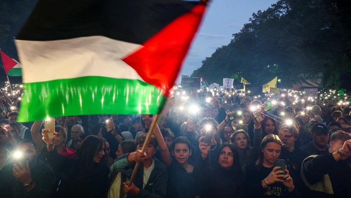 Demonstrators light mobile phones flashlights during the All eyes on Gaza rally in Berlin, Germany, September 27, 2025.  REUTERS/Christian Mang