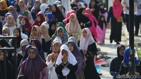 Suasana religius menyelimuti doa bersama sebagai simbol harapan rakyat agar kepemimpinan nasional tetap kuat dan bijaksana. Acara tersebut juga menyoroti capaian program pemerintahan Prabowo, mulai dari Makan Bergizi Gratis hingga pemberantasan korupsi besar.