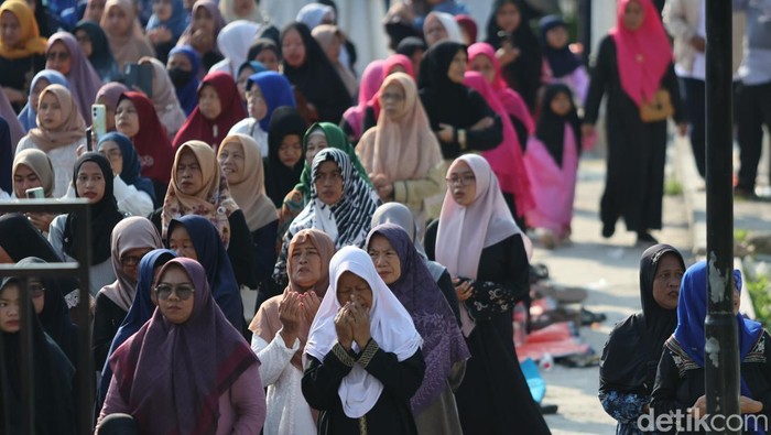 Ribuan jamaah memadati Masjid Raya KH. Hasyim Asy’ari, Jakarta Barat, Minggu (28/9/2025), dalam doa bersama untuk Presiden Prabowo Subianto.