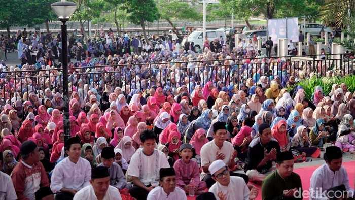 Ribuan jamaah memadati Masjid Raya KH. Hasyim Asy’ari, Jakarta Barat, Minggu (28/9/2025), dalam doa bersama untuk Presiden Prabowo Subianto.