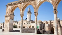Mata air Qaitbay atau Sabil Qaitbay menjadi salah satu sudut tercantik di kompleks Al-Haram. Meski dibangun dengan gaya Islam dengan adanya ayat-ayat Al-Quran, menara mata air ini didesain oleh seorang arsitek Kristen. Foto: Getty Images/iStockphoto/master2