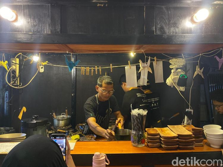 Mantan Corporate Chef Buka Warung Makan, Jual Ramen Kaki Lima Enak!