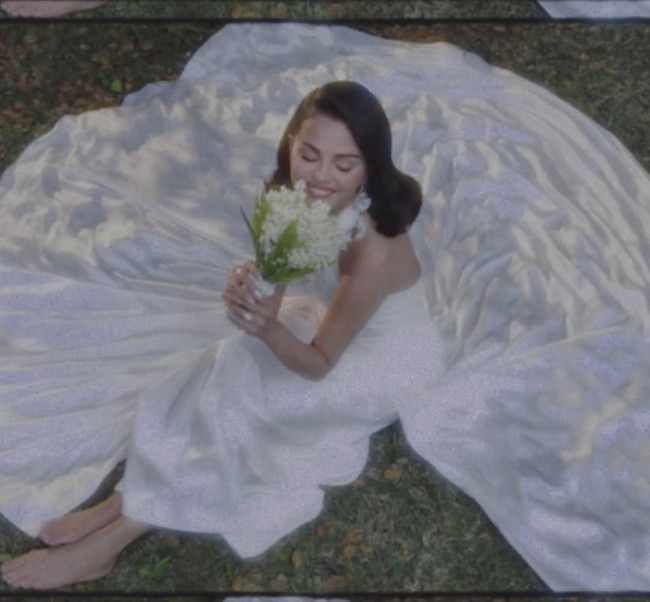 Selena tampil cantik dan anggun berbalut gaun pengantin model halter dari koleksi Ralph Lauren. Foto: Instagram/@selenagomez