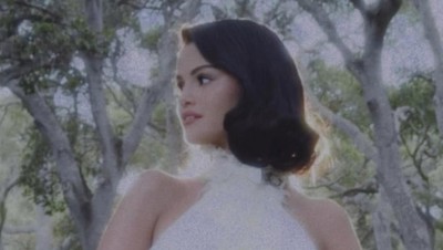 7 Potret Selena Gomez Menikah dengan Benny Blanco, Pakai Gaun Ralph Lauren