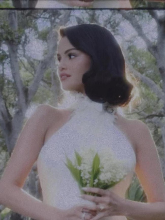 7 Potret Selena Gomez Menikah dengan Benny Blanco, Pakai Gaun Ralph Lauren