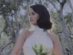 7 Potret Selena Gomez Menikah dengan Benny Blanco, Pakai Gaun Ralph Lauren