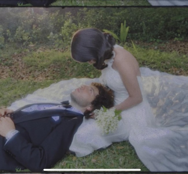 Bintang serial ‘Only Murders in the Building’ ini membagikan momen-momen romantis di Instagram esok harinya, Minggu (28/9/2025). “9.27.25,” tulis Selena pada caption foto. Foto: Instagram/@selenagomez