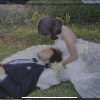 Bintang serial ‘Only Murders in the Building’ ini membagikan momen-momen romantis di Instagram esok harinya, Minggu (28/9/2025). “9.27.25,” tulis Selena pada caption foto. Foto: Instagram/@selenagomez