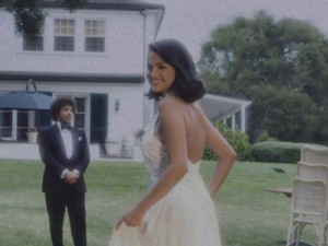 Bukan Ayah Kandung, Ini Sosok yang Antar Selena Gomez ke Altar Pernikahan