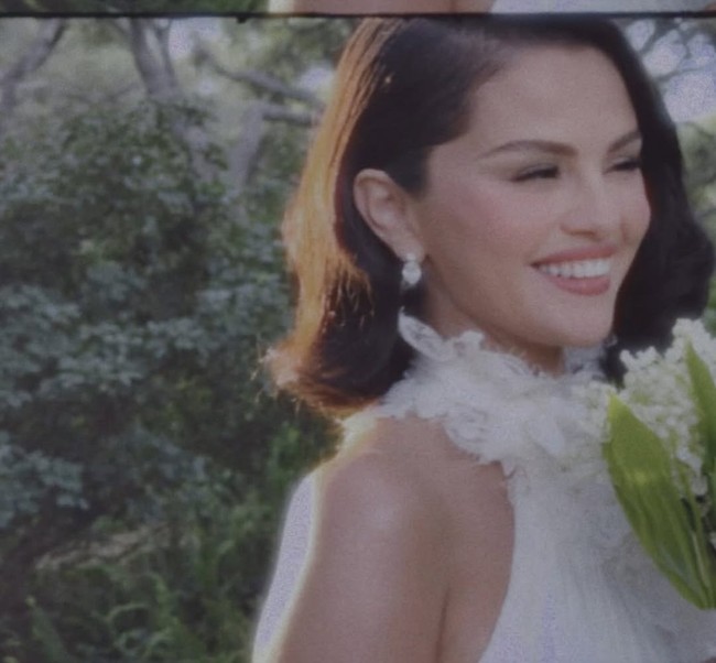 Selena memilih riasan natural dengan nuansa nude. Rambutnya pun ditata sederhana bergaya ombak dan bervolume. Foto: Instagram/@selenagomez