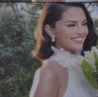 Selena memilih riasan natural dengan nuansa nude. Rambutnya pun ditata sederhana bergaya ombak dan bervolume. Foto: Instagram/@selenagomez