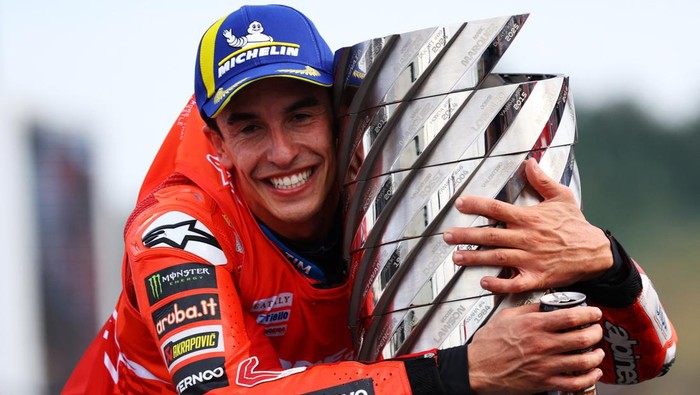 MotoGP - Japanese Grand Prix - Mobility Resort Motegi, Motegi, Japan - September 28, 2025 Ducati Lenovo Teams Marc Marquez celebrates on the podium with the trophy after winning the 2025 MotoGP World Championship REUTERS/Kim Kyung-Hoon