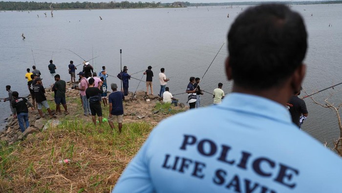 Seribu Pemancing Sri Lanka Berburu Predator Air Ikan Gabus Raksasa A Police lifeguard stands on duty during a fishing competition in Wariyapola, Sri Lanka, September 20, 2025. REUTERS/Thilina Kaluthotage