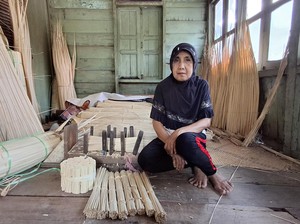 Cerita Siti Aminah, Perajin Rokok Nipah di Tepian Sungai Musi