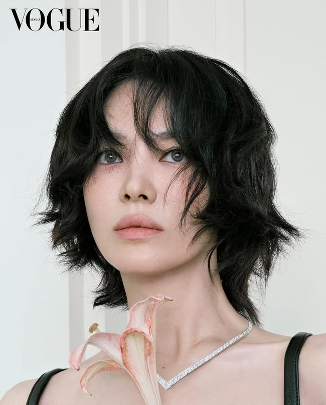 Song Hye Kyo kembali menyita perhatian penggemar dengan potongan rambut barunya. Bintang drama Korea The Glory itu menghadirkan nuansa retro dan edgy dalam pemotretan majalah Vogue Korea edisi Oktober 2025. Foto: dok. Vogue Korea