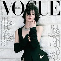 Song Hye Kyo terlihat memiliki potongan rambut semi wolf cut yang bergelombang, mengenakan waistcoat Schiaparelli dan kalung berlian Chaumet yang harganya mencapai Rp 12,9 miliar. Foto: dok. Vogue Korea
