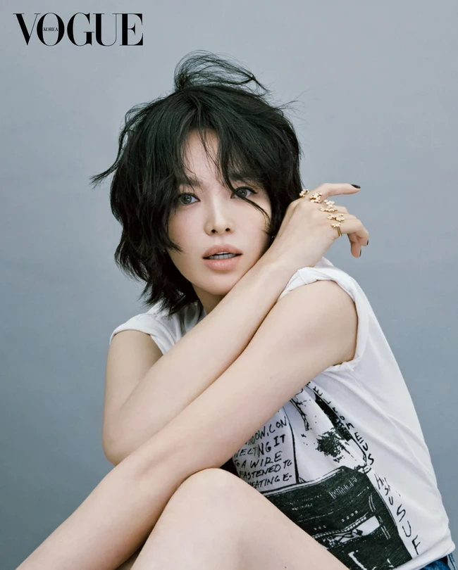 Siapa sangka ia telah menginjak kepala empat. Foto ini menampilkan sisi lain Song Hye Kyo, yang terlihat rebel dengan kaos grafik Enfants Riches Déprimés, polesan kuteks hitam, dan cincin Bee de Chaumet di empat jarinya. Foto: dok. Vogue Korea
