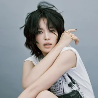 Siapa sangka ia telah menginjak kepala empat. Foto ini menampilkan sisi lain Song Hye Kyo, yang terlihat rebel dengan kaos grafik Enfants Riches Déprimés, polesan kuteks hitam, dan cincin Bee de Chaumet di empat jarinya. Foto: dok. Vogue Korea