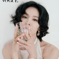 Potret close up Song Hye Kyo tak pernah gagal bikin penggemar terpana. Unggahan fotonya bahkan menuai pujian dari rekan aktris Suzy dan Jeon Yeo Bin. Foto: dok. Vogue Korea