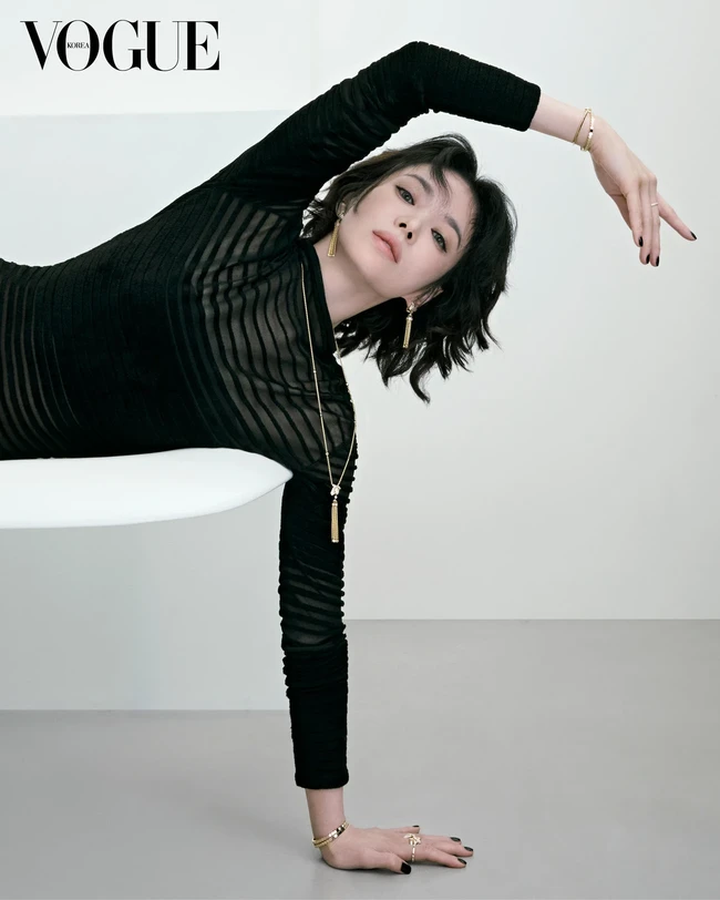 Kini Song Hye Kyo tengah mempersiapkan comeback lewat drama Korea terbaru Netflix, Show Business, yang membuatnya mantap memotong rambut pendek. Penggemar dapat menantikan chemistry-nya bersama Gong Yoo, sebagai sahabat masa kecil yang terjun ke industri musik bersama. Foto: dok. Vogue Korea