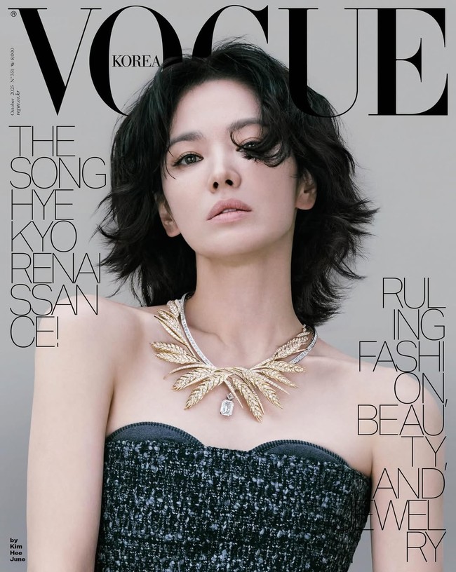 Penampilannya kian memukau saat memakai T-Orset, koleksi corset berbahan tweed dari Diesel Fall/Winter 2025. Berpadu dengan Wheat High Jewelry Necklace Chaumet, yang menyerupai bentuk bulir gandum emas. Foto: dok. Vogue Korea