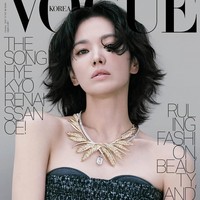 Penampilannya kian memukau saat memakai T-Orset, koleksi corset berbahan tweed dari Diesel Fall/Winter 2025. Berpadu dengan Wheat High Jewelry Necklace Chaumet, yang menyerupai bentuk bulir gandum emas. Foto: dok. Vogue Korea