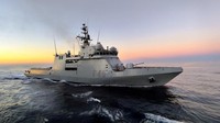 Persenjataannya relatif ringan untuk ukuran kapal perang, terdiri dari meriam 76 mm, kanon 25 mm, serta senapan mesin. Namun, keunggulannya ada pada daya jelajah yang luas, kemampuan bertahan lama di laut, serta fasilitas helikopter yang memungkinkan operasi multiguna. Foto: Spanish Navy Press Office/Handout via REUTERS
