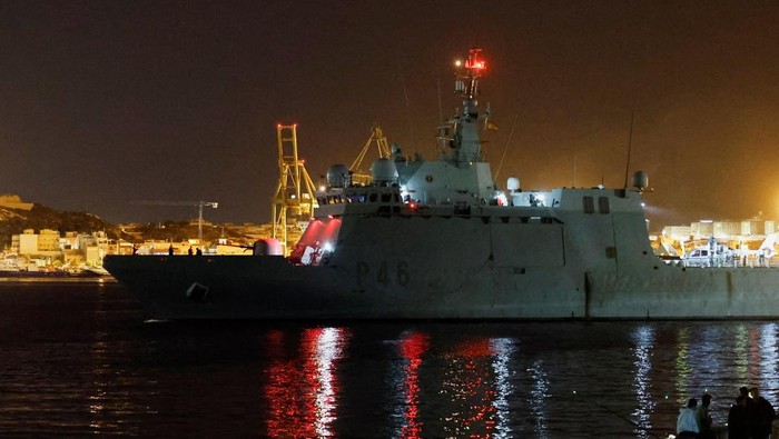 Spain's warship 'Furor', a military vessel set to join in a supporting role the Global Sumud Flotilla seeking to deliver aid to Gaza after it was attacked by drones off Greece, departs, at the port of Cartagena, Spain, September 26, 2025. REUTERS/Susana Vera