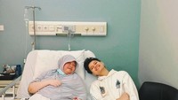 Dalam Instagram miliknya, penyanyi Stevan Pasaribu, menjenguk salah satu penggemarnya yang mengidap penyakit Lupus. Foto: dok instagram Stevan Pasaribu