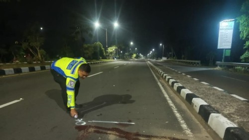 Suasana jalan Bypass seusai tabrakan terjadi, Minggu (28/9/2025) dini hari. (Dok. Polres Lombok Barat)