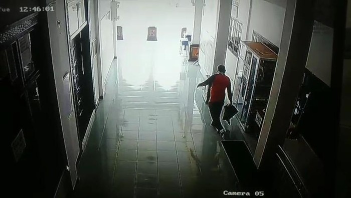 Tangkapan layar rekaman CCTV masjid yang menjadi sasaran maling pompa air di Kota Pasuruan.