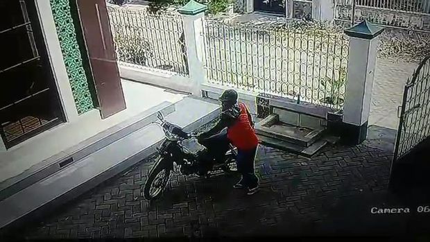 Tangkapan layar rekaman CCTV masjid yang menjadi sasaran maling pompa air di Kota Pasuruan.