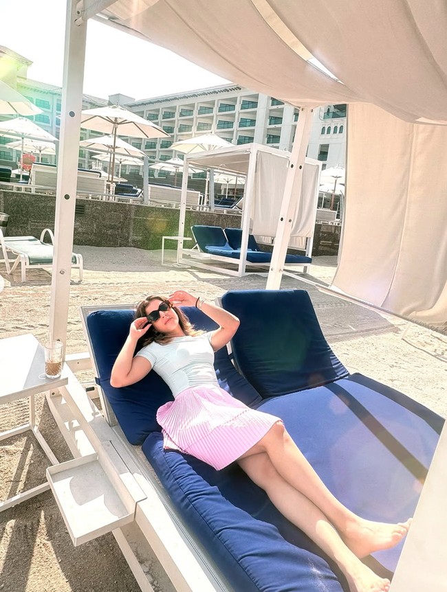 Ibu 2 orang anak itu tampil simpel kenakan kaos putih dan rok plisket pink. “Me and my coffee,” tulis keterangan dalam unggahan tersebut. Foto: Instagram/@tasyafarasya