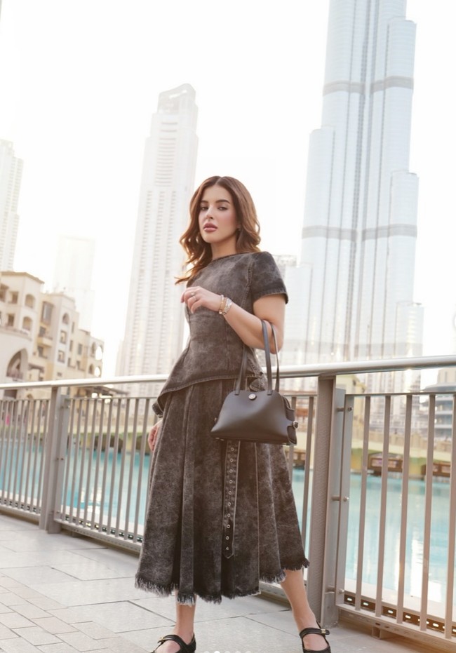 Penampilannya kian elegan dengan flatshoes dari merek Chanel. ‘Lambskin Fabric Mesh Quilted Mary Jane Cap Toe’ dijual dengan harga berkisar Rp 18,3 juta. Foto: Instagram/@tasyafarasya