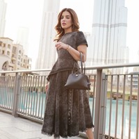 Penampilannya kian elegan dengan flatshoes dari merek Chanel. ‘Lambskin Fabric Mesh Quilted Mary Jane Cap Toe’ dijual dengan harga berkisar Rp 18,3 juta. Foto: Instagram/@tasyafarasya