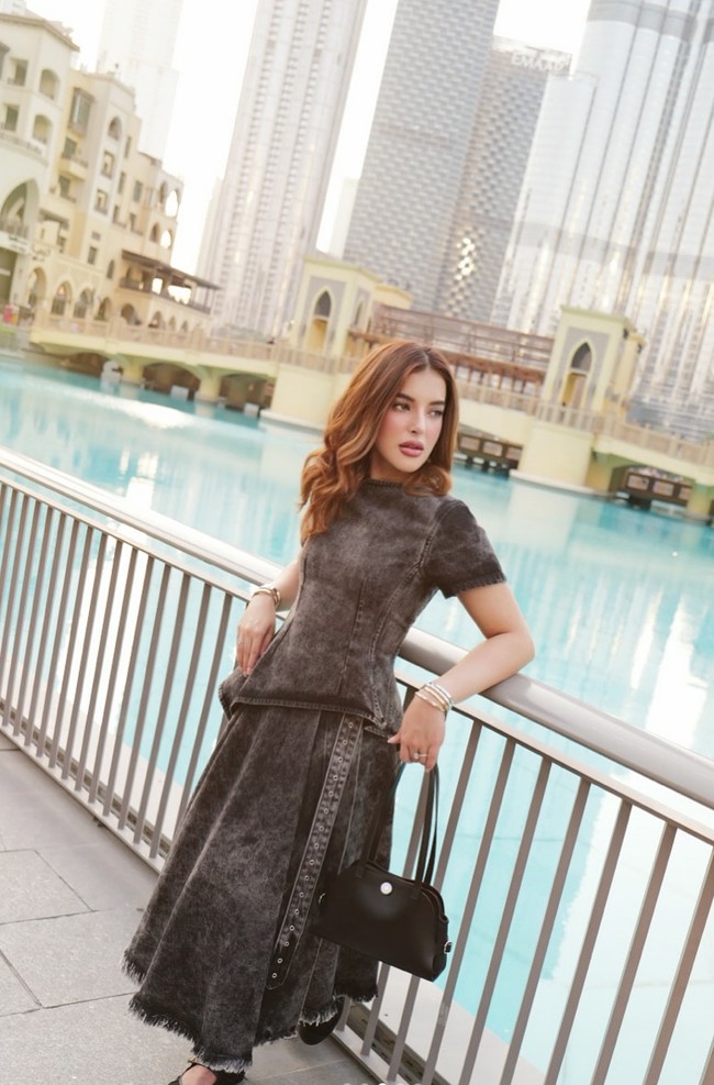 Yang tak kalah mencuri atensi ialah tas hitam polos yang dikenakan Tasya. Diketahui tas tersebut berasal dari merek mewah Hermes dengan seri ‘Tablier Sellier Bag’ berharga mencapai Rp 76 juta. Foto: Instagram/@tasyafarasya