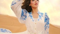 Memakai dress warna putih bisa nih jadi inspirasi traveler untuk  berofot di gurun Dubai seperti Tasya. (Instagram Tasya Farasya)