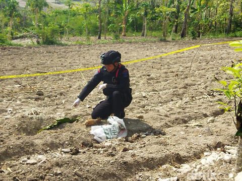 Tim Gegana Brimob Polda Jateng menangani temuan mortir di ladang Desa Wiro, Bayat, Klaten, Minggu (28/9/2025). Tim Gegana Brimob Polda Jateng menangani temuan mortir di ladang Desa Wiro, Bayat, Klaten, Minggu (28/9/2025).
