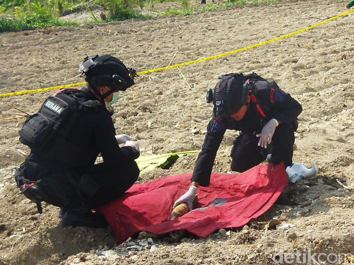 Tim Gegana Brimob Polda Jateng menangani temuan mortir di ladang Desa Wiro, Bayat, Klaten, Minggu (28/9/2025).