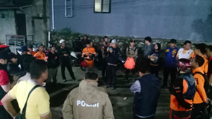 Tim SAR yang mencari bocah terseret arus di Bogor (dok. Istimewa)