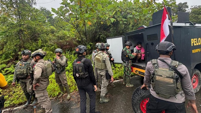 TNI dan Polri mengevakuasi empat pendulang emas yang selamat dari pembantaian KKB di Yahukimo.