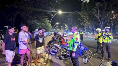 Polisi saat mengamankan 17 motor brong di Kota Kupang, NTT, Minggu (28/9/2025). (Dok. Polresta Kupang Kota).