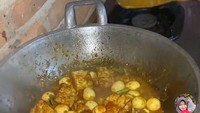 Menu lain yang pernah dibuat oleh Merli adalah rendang telur puyuh. Untuk budget satu ini habis Rp 15.000. Tak hanya telur puyuh, tapi ia juga menambahkan tahu kulit. Foto: TikTok/@merliana8